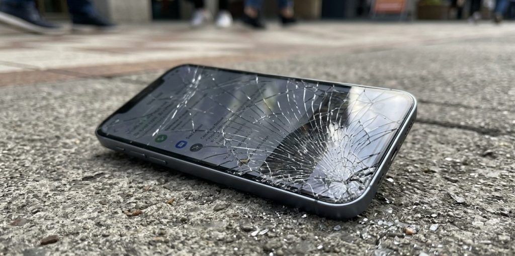 画面が割れたスマホの画像